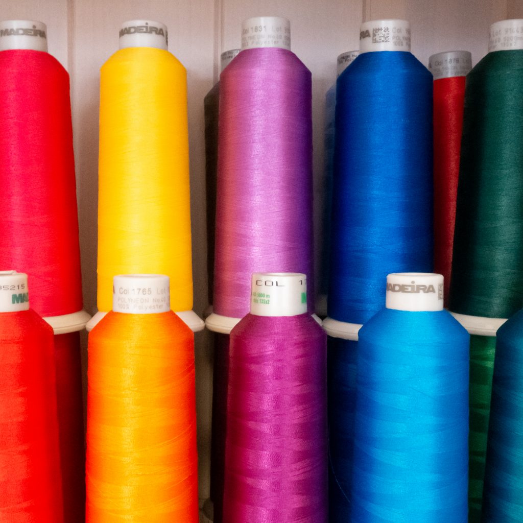 Garnrollen in verschiedenen Farben