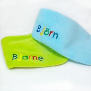 Babyhalsrücher aus Frottee in Grün und Blau mit gestickten Namen in Bunter Schrift