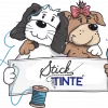 Illustration von zwei Hunden, die ein Banner mit dem Logo von Stick und Tinte halten. Links ein schwarz-weißer Hund mit langen Ohren, der fröhlich in die Kamera blickt und das Banner mit einer Pfote hält. Rechts ein brauner Hund mit rosa Schleife, der einen bunten Federpinsel in der Hand hält und die andere Seite des Banners festhält. Eine Garnrolle mit blauer Schnur befindet sich am unteren Rand des Banners.