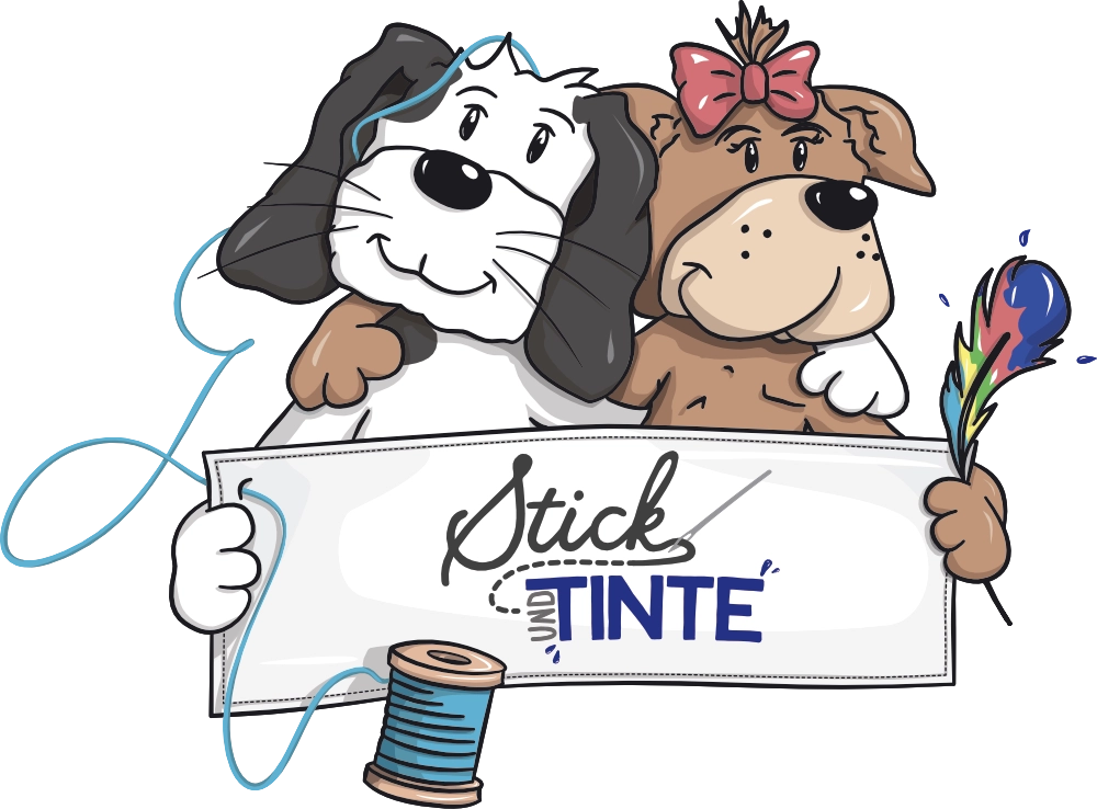 Illustration von zwei Hunden, die ein Banner mit dem Logo von "Stick und Tinte" (stickundtinte.de) halten. Links ein schwarz-weißer Hund mit langen Ohren, der fröhlich in die Kamera blickt und das Banner mit einer Pfote hält. Rechts ein brauner Hund mit rosa Schleife, der einen bunten Federpinsel in der Hand hält und die andere Seite des Banners festhält. Eine Garnrolle mit blauer Schnur befindet sich am unteren Rand des Banners.