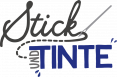 Logo von Stick und Tinte: Der Schriftzug 'Stick' in schwarzer, verspielter Schrift mit einer Nadel, die den Buchstaben 'k' durchsticht und eine gestrichelte Linie zieht. Darunter das Wort 'UND TINTE' in blauer, dicker Schrift mit kleinen blauen Tintentropfen. Das Logo ist von einem gestrichelten Kreis umrahmt.