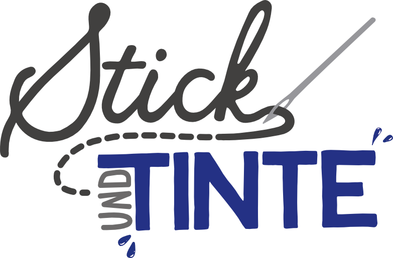 Logo von Stick und Tinte: Der Schriftzug 'Stick' in schwarzer, verspielter Schrift mit einer Nadel, die den Buchstaben 'k' durchsticht und eine gestrichelte Linie zieht. Darunter das Wort 'UND TINTE' in blauer, dicker Schrift mit kleinen blauen Tintentropfen. Das Logo ist von einem gestrichelten Kreis umrahmt.