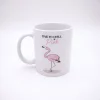 Das Foto zeigt eine weiße Tasse mit einem gezeichneten pinken Flamingo, der auf einem Bein steht. Darüber die Aufschrift "Time to chill in pink". Das Pink ist in Flamingofarben. Die restliche schrift ist schwarz. Auf der Tasse un um den Flamingo herum sind viele kleine pinke Sterne.