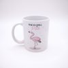 Das Foto zeigt eine weiße Tasse mit einem gezeichneten pinken Flamingo, der auf einem Bein steht. Darüber die Aufschrift "Time to chill in pink". Das Pink ist in Flamingofarben. Die restliche schrift ist schwarz. Auf der Tasse un um den Flamingo herum sind viele kleine pinke Sterne.