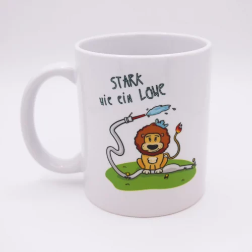 Auf dem Foto ist eine weiße Kaffeetasse zu sehen. Auf der Tasse ist ein kleiner niedlicher Feuerwehr-Löwe. Der Löwe ist orange mit brauner Mähne. Er trägt eine blaue kleine Krone und hat einen Schwanz mit Feuer-Schweif. Der Löwe steht auf einem Feuerwehrschlauch, der durch die gegend wirbelt und aus dem Wasser Spritzt.