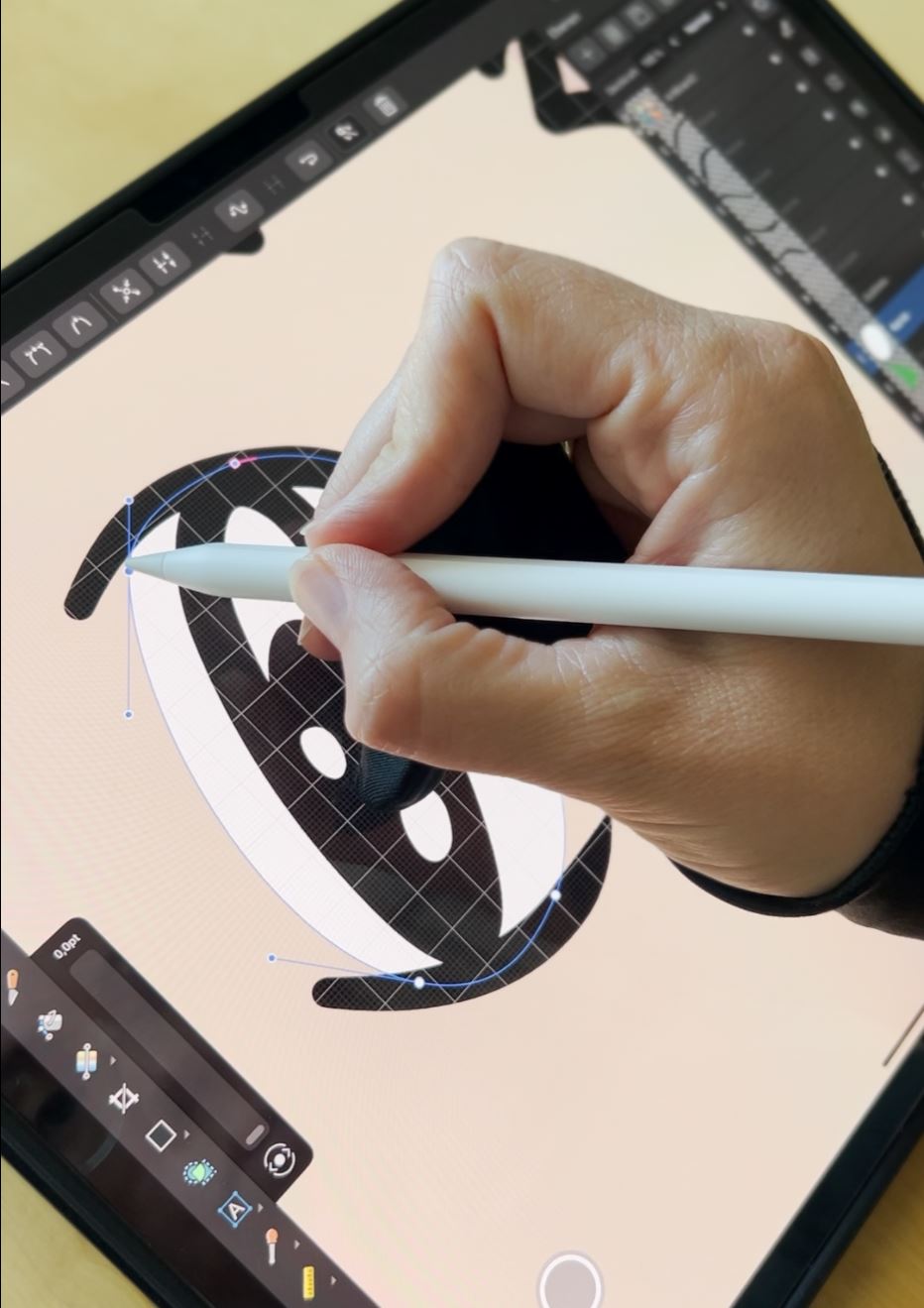Foto einer Hand, die ein Stylus hält und auf einem Tablet eine digitale Grafik bearbeitet.