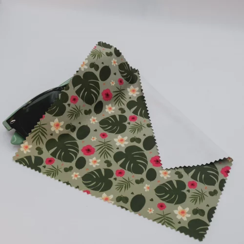 Brillenputztuch bedruckt mit Motiv Dschungel, Urban Jungle, mit Monsterablättern, weiteren tropischen Blättern und exotischen roten und weißen Blumen.