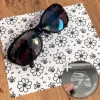 Brillenputztuch mit sßen Bienen und Blumen in schwarz-weiß, als Deko liegt eine Sonnenbrille auf dem Tuch. Am rechten unteren Eckenrand ist ein Bild einer Schutzhülle passend für das Tuch
