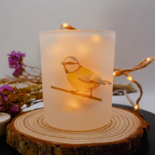 Satiniertes Glas mit Blaumeise, illustriert - für Teelichter.