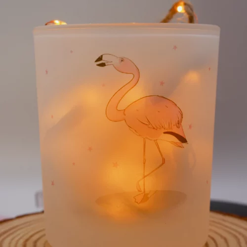 Satiniertes Glas mit Flamingo und pinken Sternen, illustriert - für Teelichter. Hier Nahaufnahme