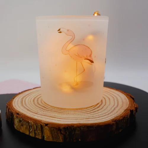 Satiniertes Glas mit Flamingo, illustriert - für Teelichter, hier beleuchtet.